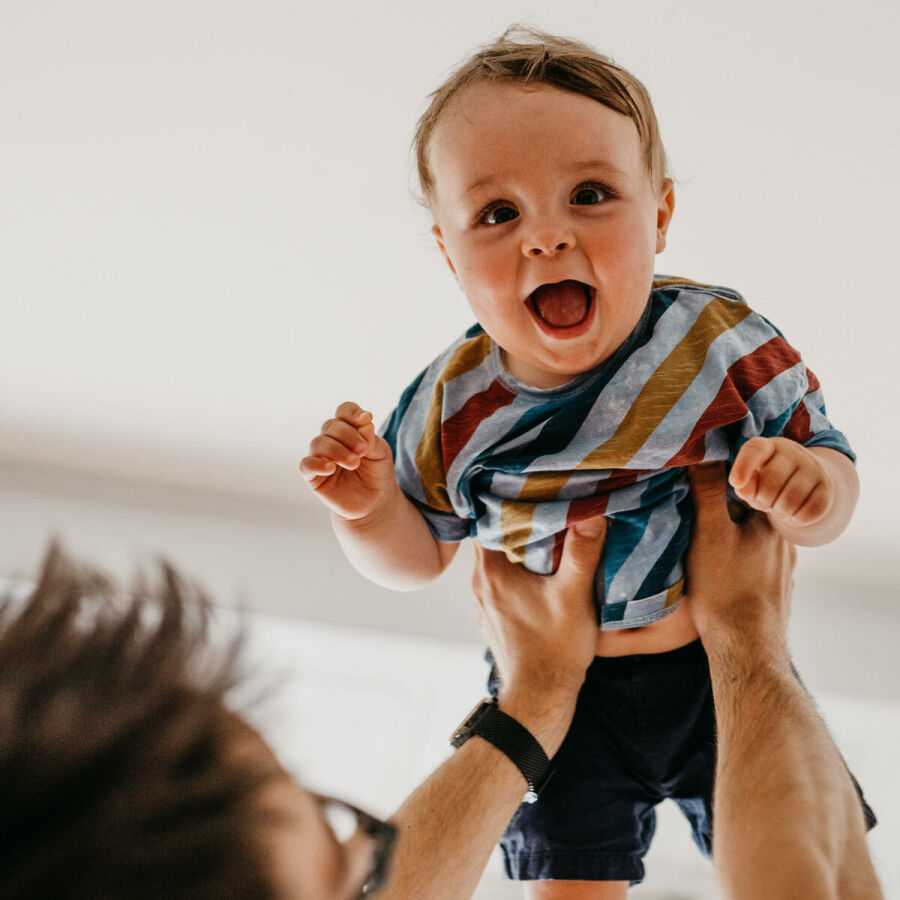 Imagem bebê recebendo afeto e atenção